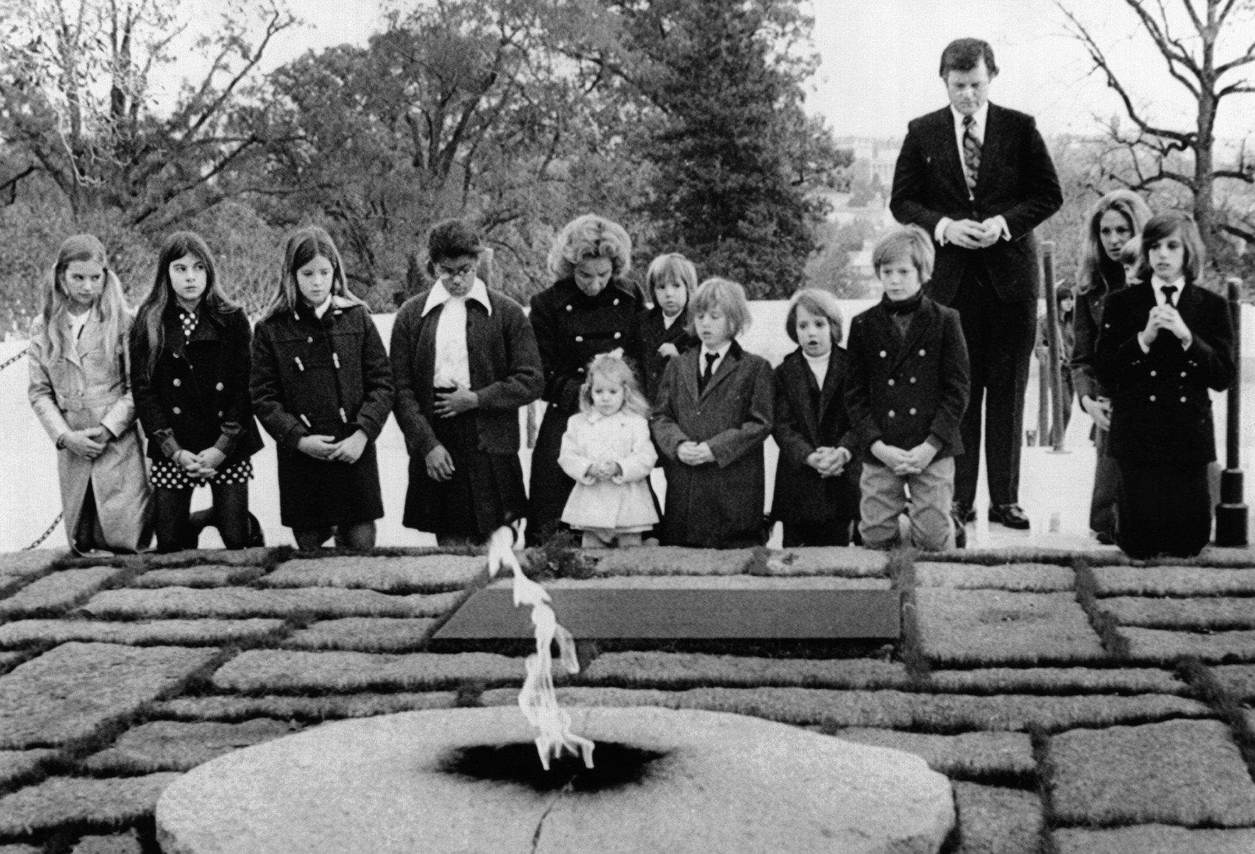 Rodina Roberta Kennedyho u hrobu prezidenta Johna F. Kennedyho. Rory je ta holčička v bílém uprostřed. Píše se rok 1971